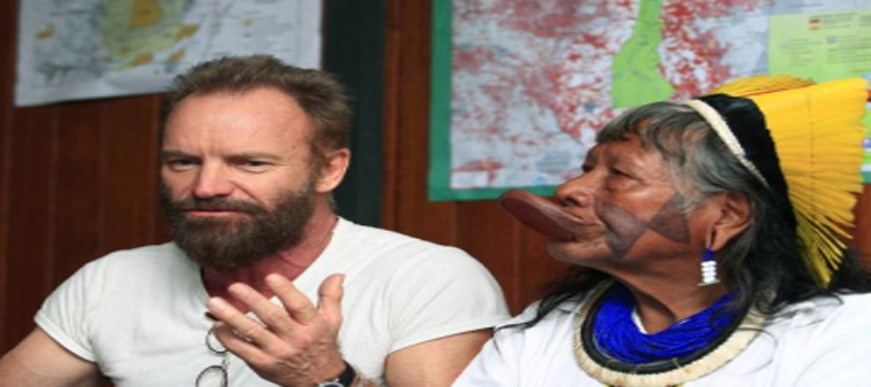Sting en compagnie du chef indien de la tribu kayapo
